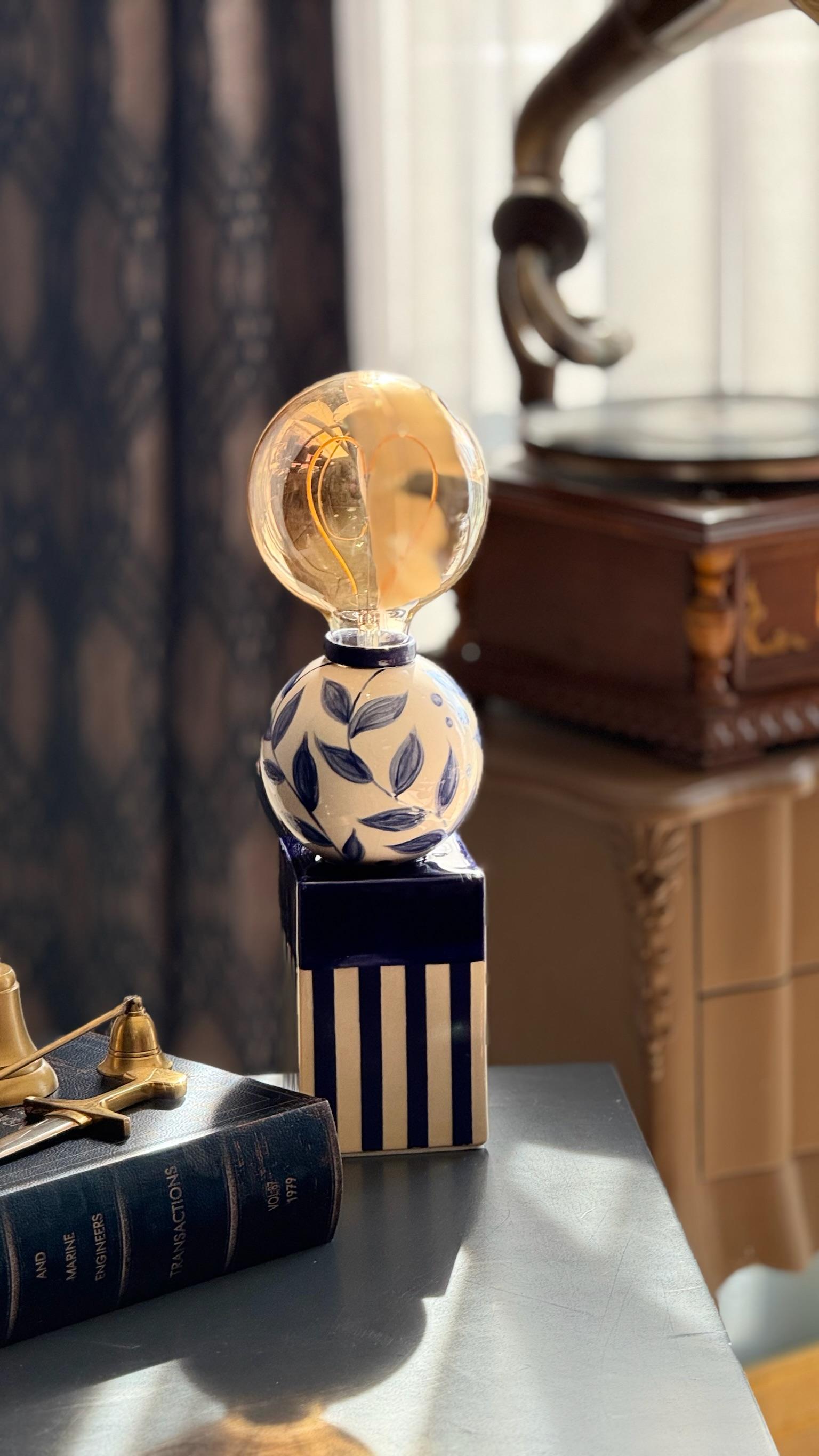 Blue Whispers Floral Abajur