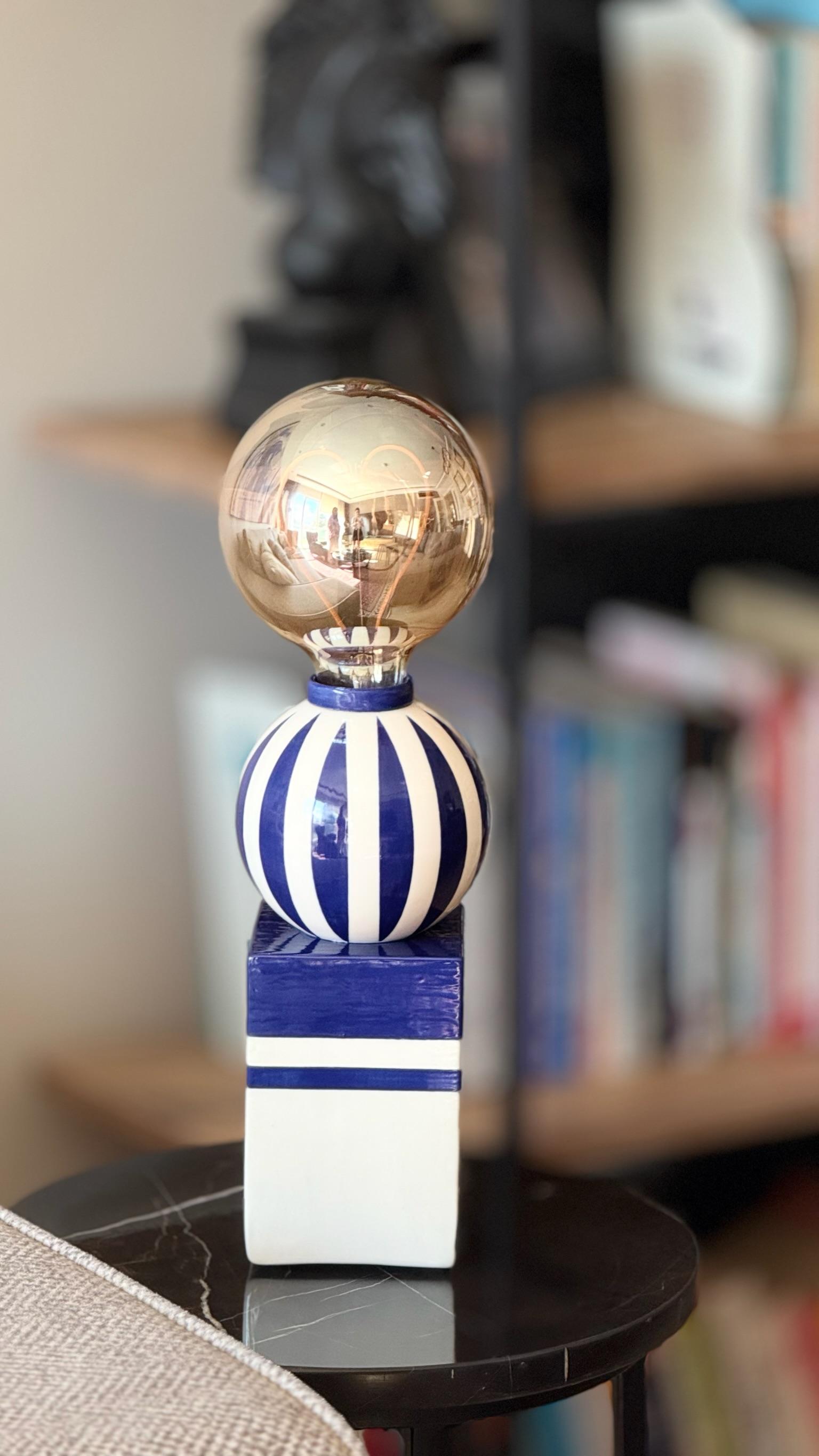 Blue Whispers Striped Abajur